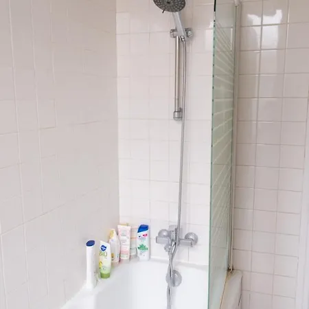 Superb Apartment On The Canal Saint Martin * Paryż